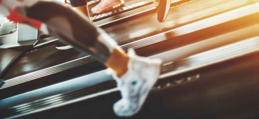 Person som springer på löpband, hitta rätt träningsform